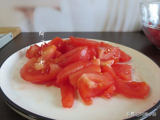 西红柿汤怎么做，牛肉西红柿汤怎么做（西红柿鸡蛋汤看似简单）