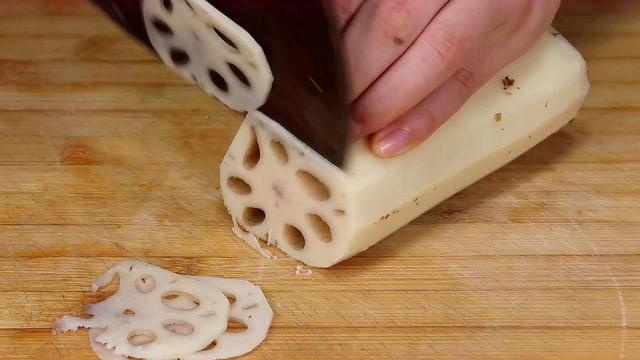炒藕片怎么炒好吃，炝藕片的做法（很多人第一步就错了）