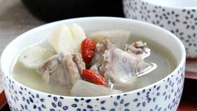 排骨炖山药有什么功效，排骨炖山药有什么功效和作用（正在长身体孩子推荐“红枣排骨炖山药”喝了可以补钙健体）