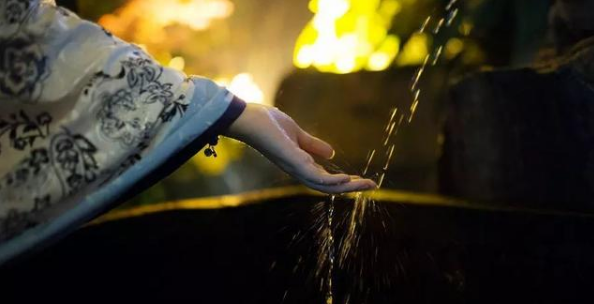 经典散文诗歌，经典散文诗歌朗诵大全小学生（六首催泪诗词：物是人非事事休）