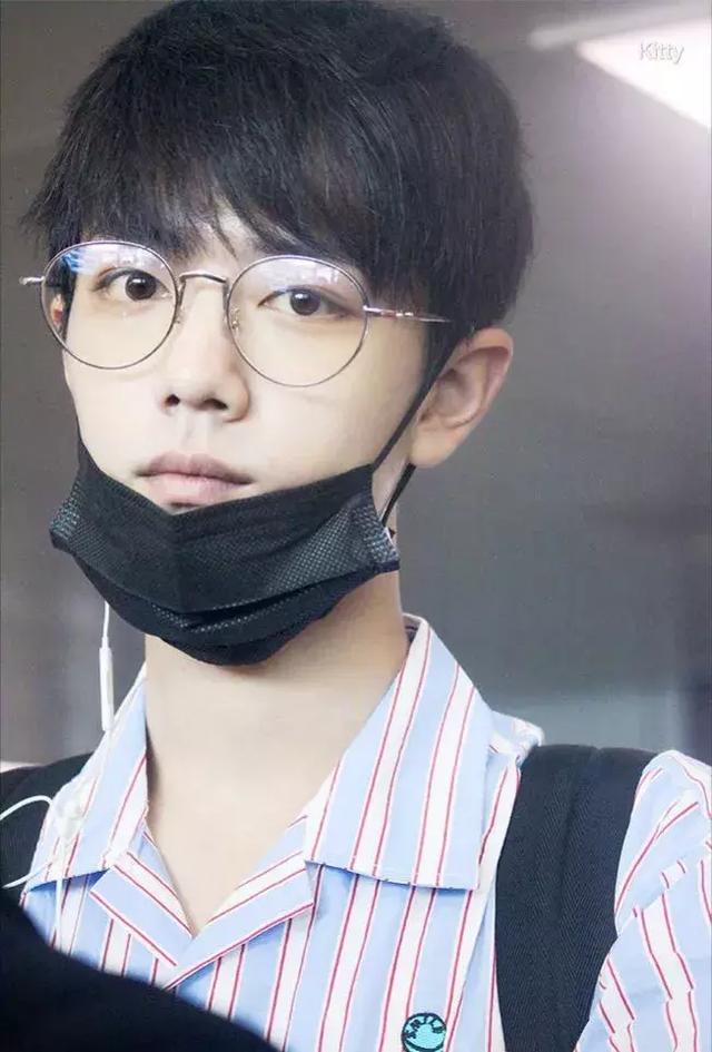 ckj眼镜架属于什么档次，ckj眼镜是什么价位（肖战在眼睛上动了什么手脚）