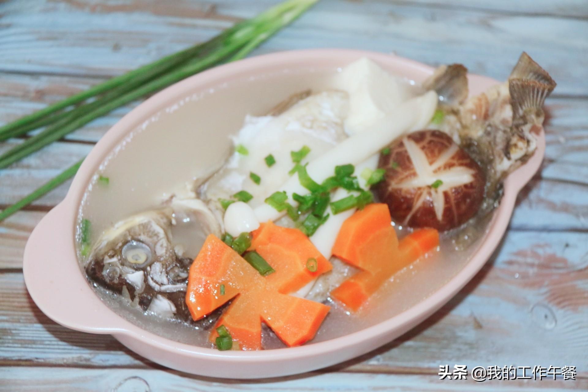 夏日滋补必备！鲫鱼豆腐汤这样做鲜美营养，全家爱喝又健康