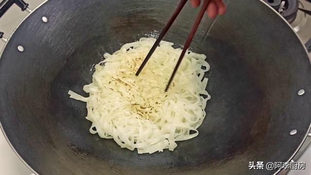 泡干米粉的正确方法，怎么做出好吃的干米粉（河粉干怎么炒干炒河粉）