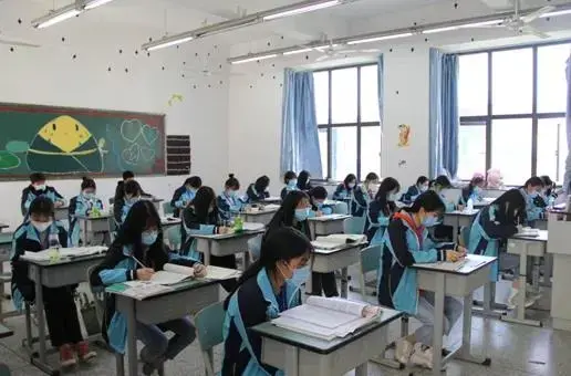 长沙民政职业技术学院学费，长沙民政职业技术学院最好的专业是哪些（职校宿舍空调、游泳馆一应俱全）