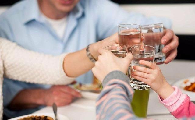 女人每天喝点白酒对皮肤好吗，女人喝酒会加快衰老吗（  每天喝点白酒对身体是好还是坏）