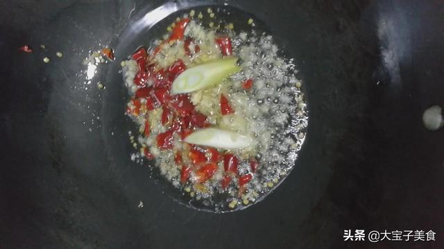泡椒血旺做法图解，今天教大家做泡椒猪血