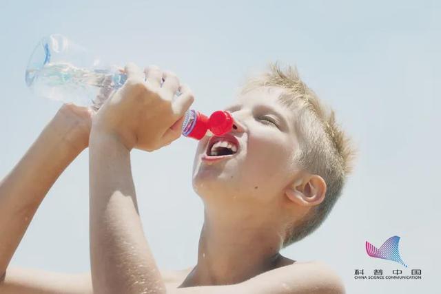 喝完牛奶再喝可乐有坏处吗，喝可乐之后喝牛奶会怎么样（长期喝可乐的危害有多大）