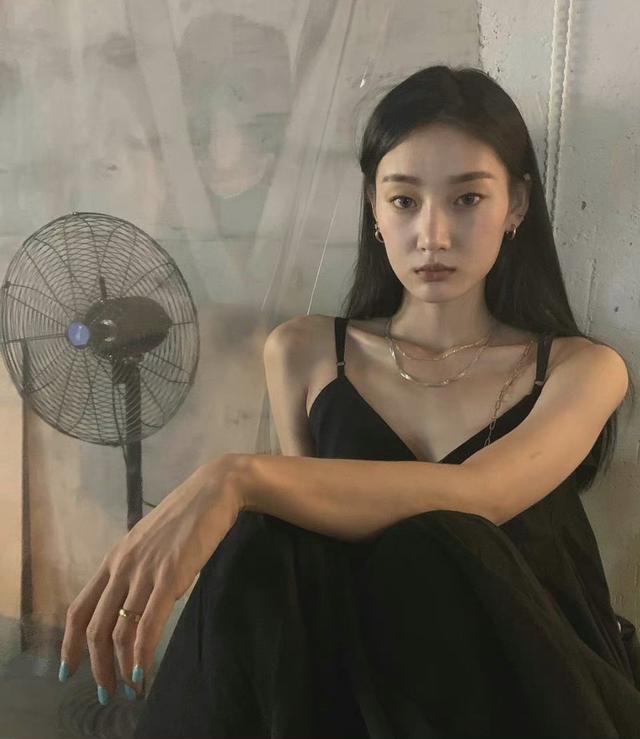 女微信图片简单气质，简单气质的女生微信头像     我记得我爱过（女头像：“我不等了）