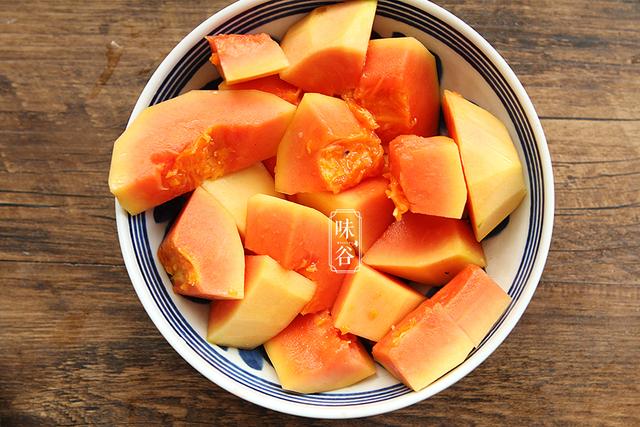 木瓜煲汤的功效有哪些，木瓜煲汤的功效有哪些禁忌（夏天遇到这瓜别手软）