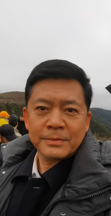 58岁赵刚曝拍戏现场，开美颜仍满脸皱纹，央视爆火后再无经典