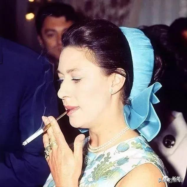 迪士尼在逃公主是什么意思，什么叫迪士尼在逃公主（被娱乐圈女明星玩了一年的在逃公主梗）