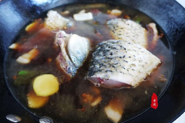 侉炖鱼，还有入味的豆腐和鱼汤（侉炖鱼是什么意思）