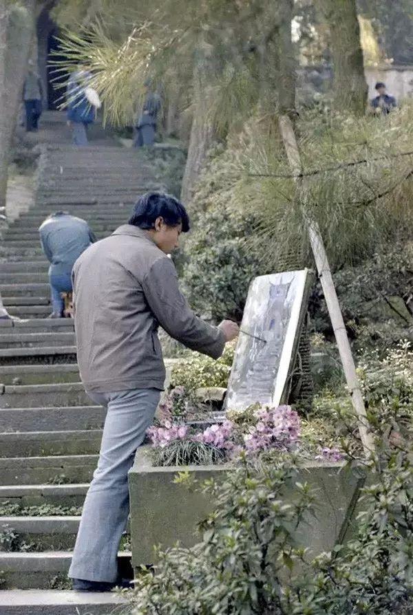 1981年属鸡人永远最旺的数字，1981年属鸡的幸运数字和颜色（时光记忆：1981年的中国）