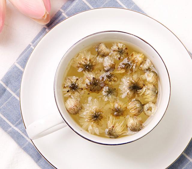 白菊花茶的功效与作用，雪菊花泡水喝的功效与作用（杭白菊的那些好处）