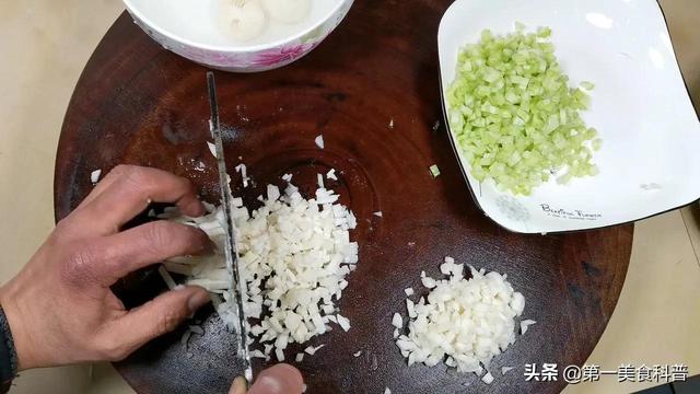 牛肉馅水饺怎么调馅好吃，牛肉饺子的馅怎么调才好吃（这才是牛肉馅饺子最经典做法）