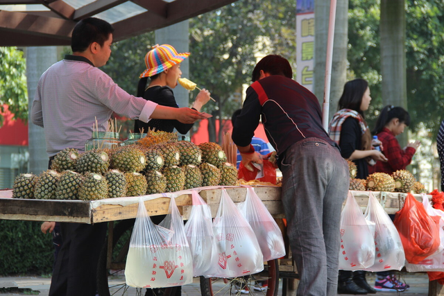 菠萝怎么吃，菠萝怎么吃不涩舌头（用盐水泡可不行）