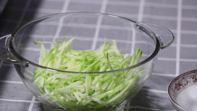 西葫芦怎样凉拌好吃窍门，凉拌西葫芦这样做特别爽口