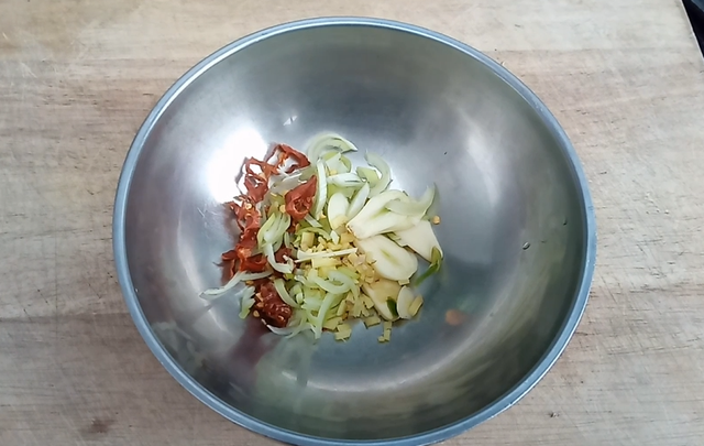 河南面煎茄子的做法，面煎茄子的做法（只需一个茄子就可以搞定一道菜肴）