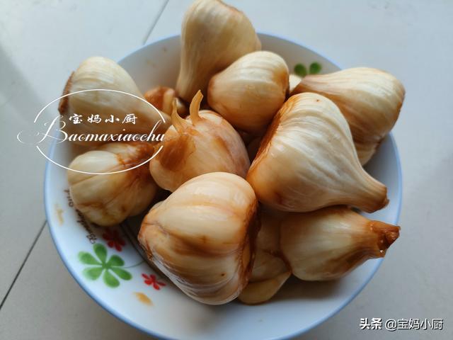 怎么样腌咸蒜好吃，自己动手腌咸蒜（实拍内蒙农村腌咸蒜）