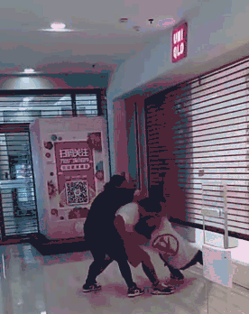 kaws是什么牌子，kaws是什么牌子芝麻街（制造优衣库版《釜山行》的kaws）