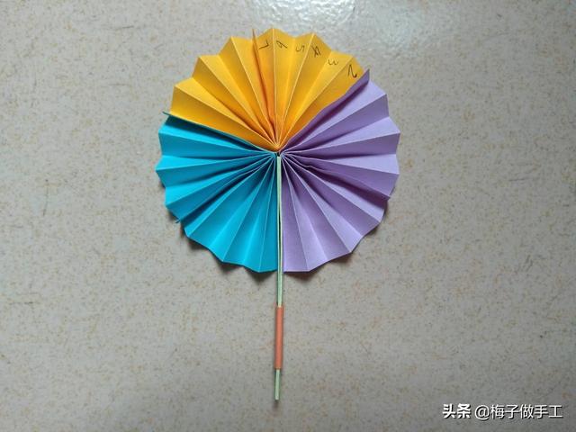 纸扇的折法，纸扇的折法(简单实用)（童年玩具纸扇子怎么折）