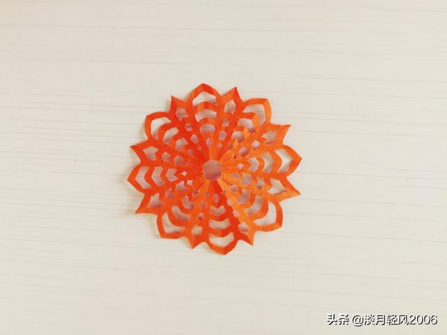 剪窗花的详细步骤图，初学者拿来练手的窗花剪纸教程（我们一起剪窗花）