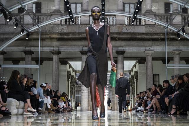 bv葆蝶家云朵包怎么样，葆蝶家手提包（只靠云朵包和高跟人字拖鞋）