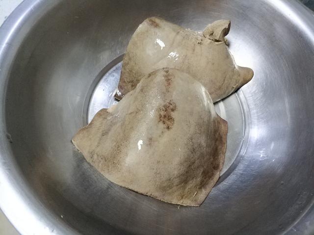 卤猪肝怎么炒，卤猪肝怎么炒好吃法窍门（好吃的关键就在于清洗方法和火候）