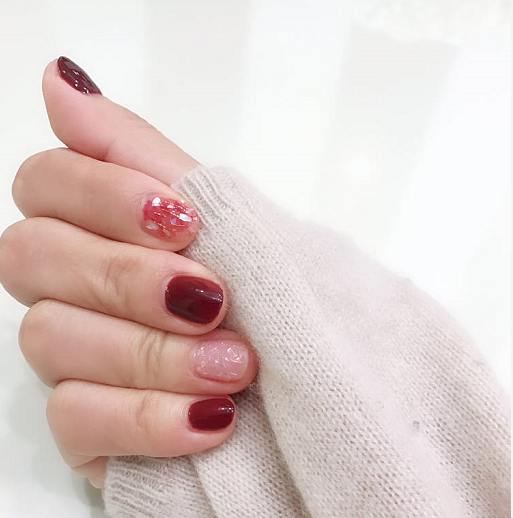 秋天指甲做什么颜色显白，适合冬天显白的指甲颜色（难怪女星大咖们都超爱）