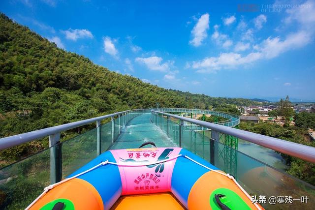 国内玻璃栈道旅游景点有哪些，分享给大家（造价500万玻璃栈道有着上帝视角）