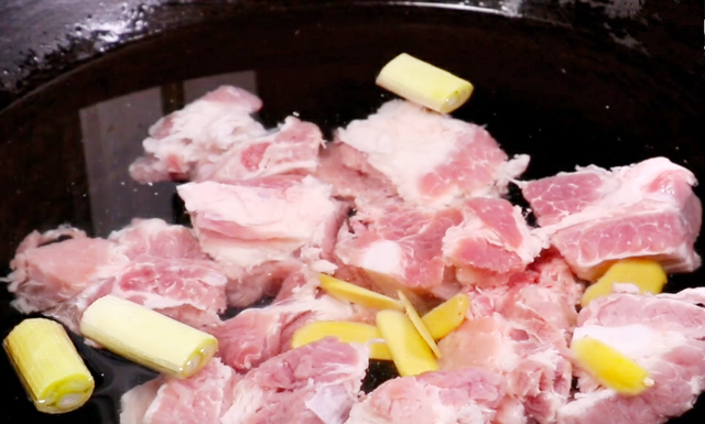 排骨焯水几分钟，怎样给排骨焯水（看大厨操作后才发现）