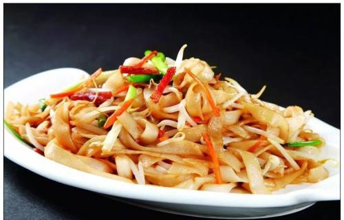 干炒河粉家常做法怎么做，街头美食炒河粉的家庭版做法20年经验厨师告诉你教程/记得收藏