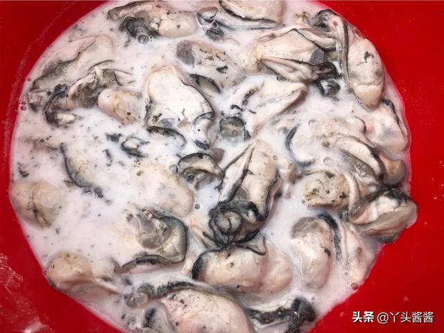 生蚝怎么处理干净，生蚝怎么处理干净的（脏东西全部跑出来）