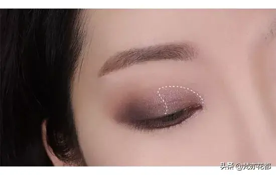 时尚烟熏妆的画法，烟熏妆如何画（2020最新韩式小烟熏妆的画法）