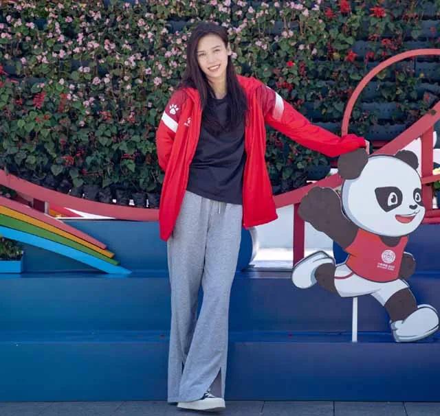 浓眉大眼的女人，什么样的女人最迷人（女子蹦床第一美女晒照）