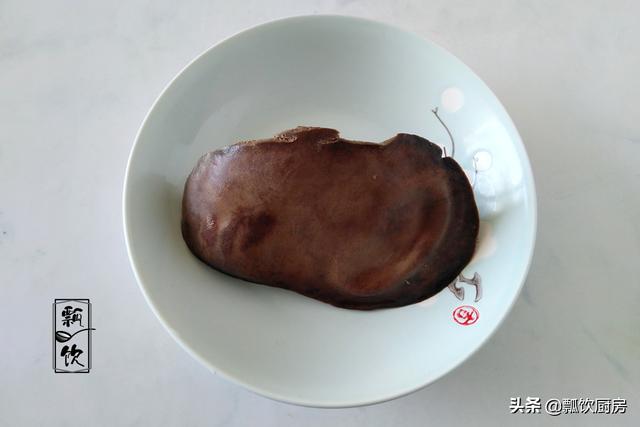 整块猪肝煮多久能熟还不老，猪肝怎么煮没有腥味而且不老（猪肝煮得又老又腥）