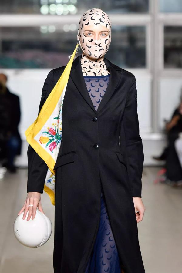 丝巾的18种系法，小丝巾的系法（丝巾12种另类系法）