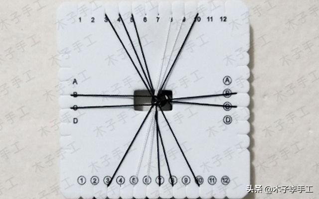 手机挂绳怎么装在手机壳上，手机壳怎么穿挂绳（用方形盘编器做的手机挂绳的编法图解）