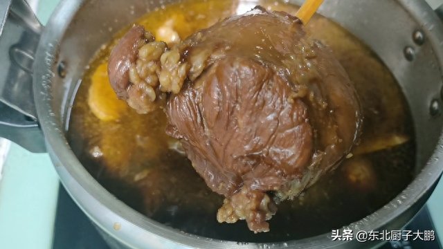 猪腱子肉怎么做好吃法，《酱腱子肉》两种腱子一锅出