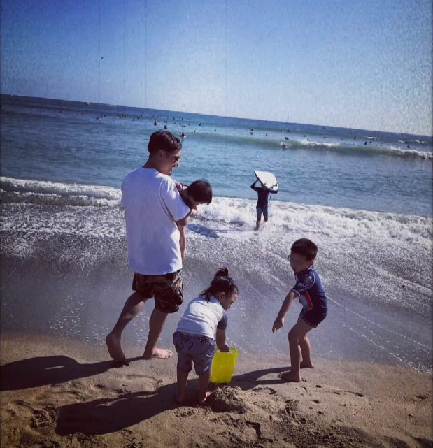 何洁老公是谁，歌手何洁老公是谁（何洁晒一家五口海边度假视频）