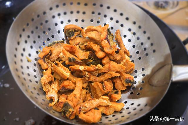 如何炸鱼块又酥又脆，怎么炸鱼块好吃又脆嫩（厨师长教你做酥骨鱼块）