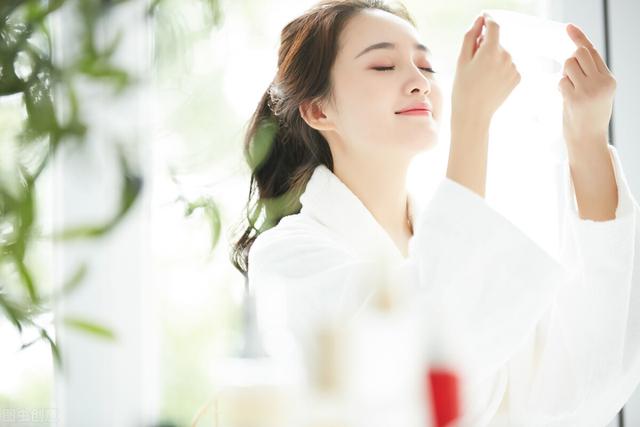 爽肤水什么时候用，什么时候才使用爽肤水（轻松养好年轻紧致皮肤）