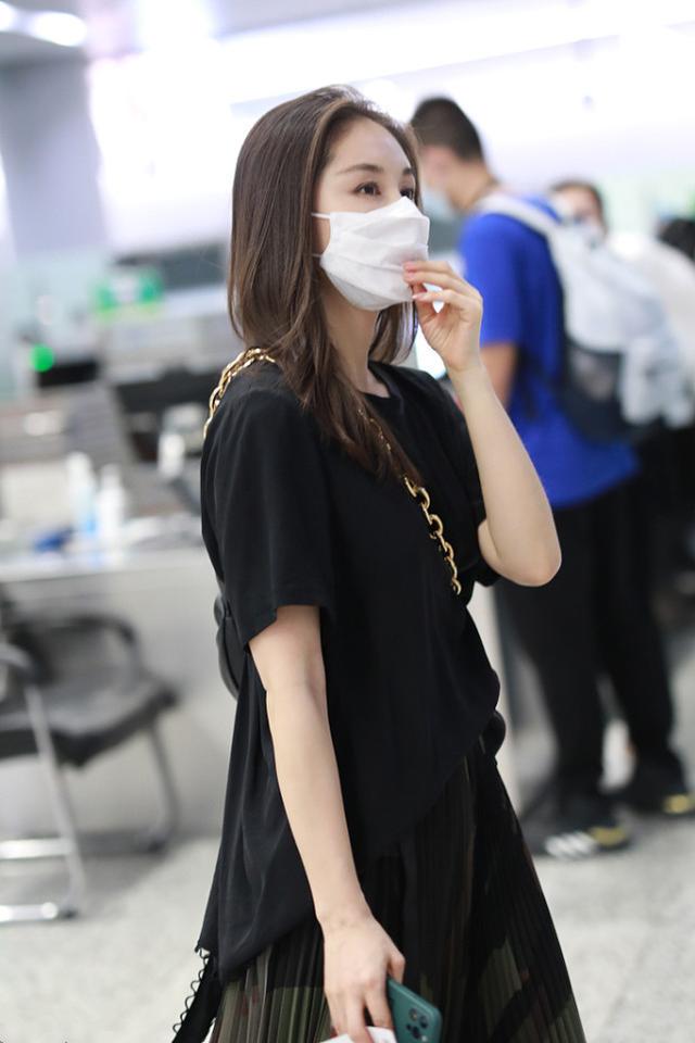 黑色百褶裙配什么上衣好看，黑色百褶裙配什么上衣（穿黑色T恤搭百褶裙）