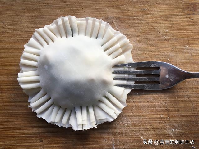 圆饺子皮的包法，圆饺子皮怎么包简单又好看（一根叉子就能还你一朵花）