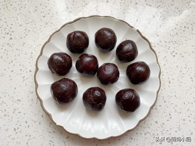 艾草青团怎么做会绿，艾青团子怎么做才绿（试试这样做个个碧绿不发黑）