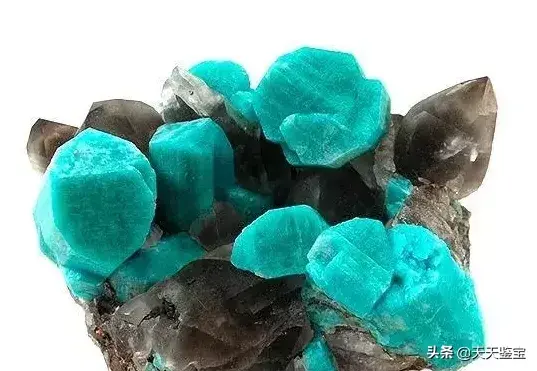 正长石和斜长石的主要区别，正长石化学式（长石族——一个庞大的宝石家族）