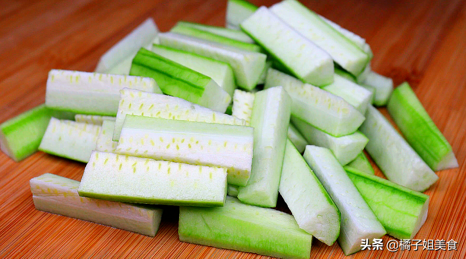 圖片[2]-【炒絲瓜】做法步驟圖  鮮嫩入味 營養(yǎng)又解饞-起舞食譜網(wǎng)