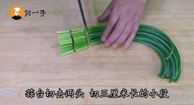 小肠怎么炒好吃又脆，如何炒小肠好吃（猪小肠往锅里一丢）