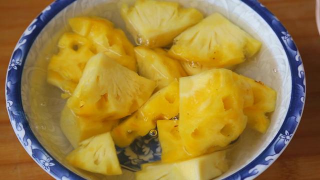 怎样轻松去除菠萝皮，怎样去菠萝皮最简便方法（家常版菠萝去皮教程）