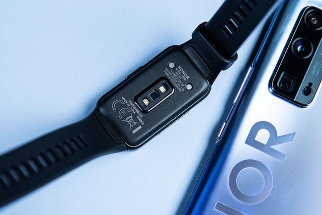 荣耀手环5和5i区别，荣耀手环5i和荣耀手环5哪个好（荣耀手环6详细评测）